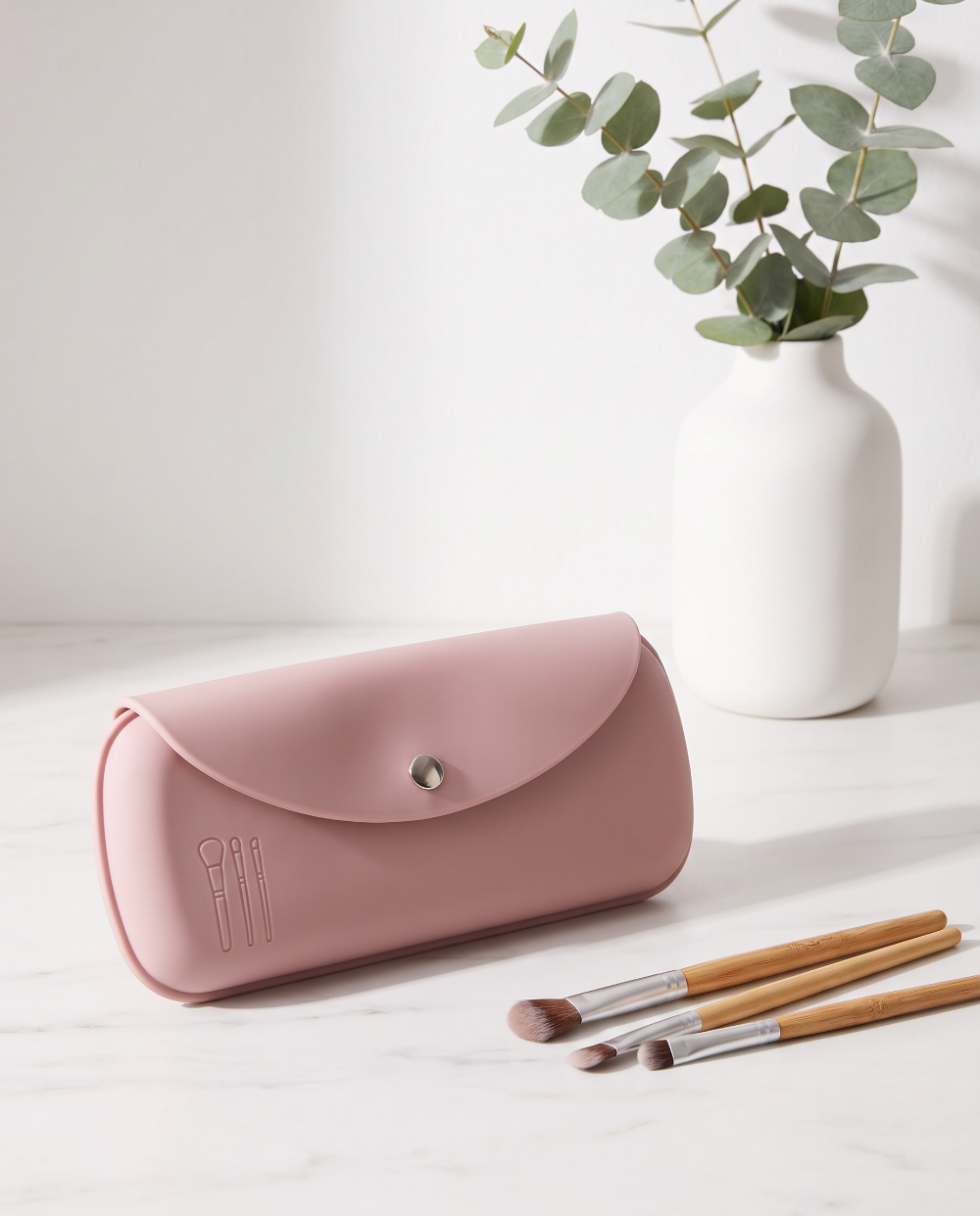 SU00038358_Silicone_Brush_Sleeve_Lifestyle_01