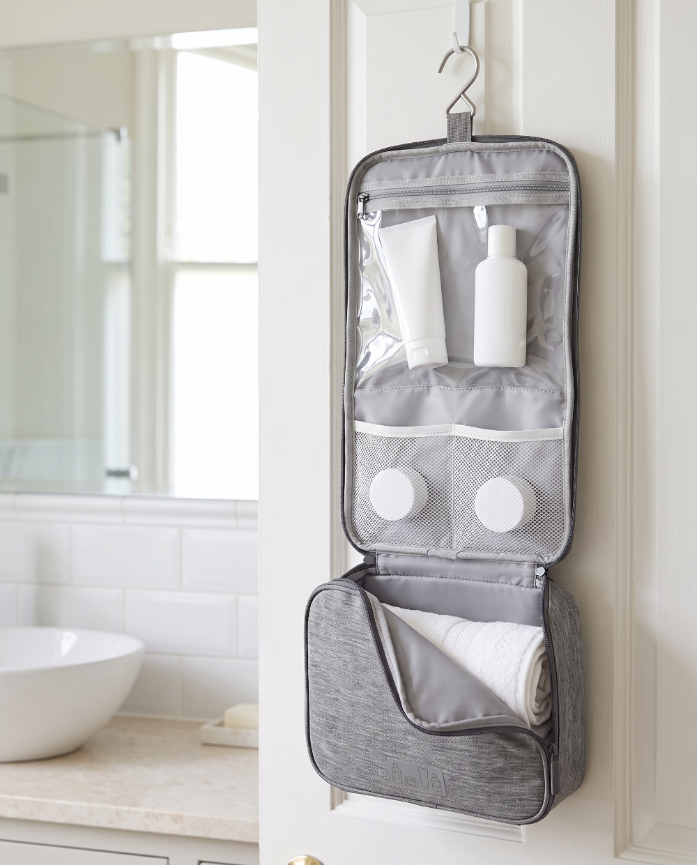 SU00152423_Hanging_Toiletry_Bag_Lifestyle_01