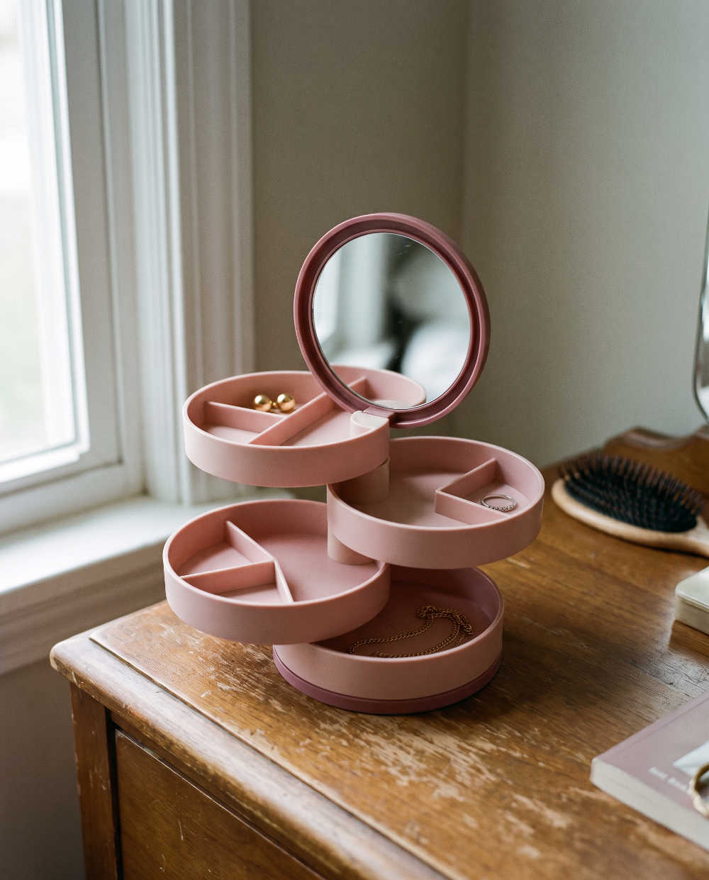 SU00001633_Rotating_Jewelry_Box_Lifestyle_01