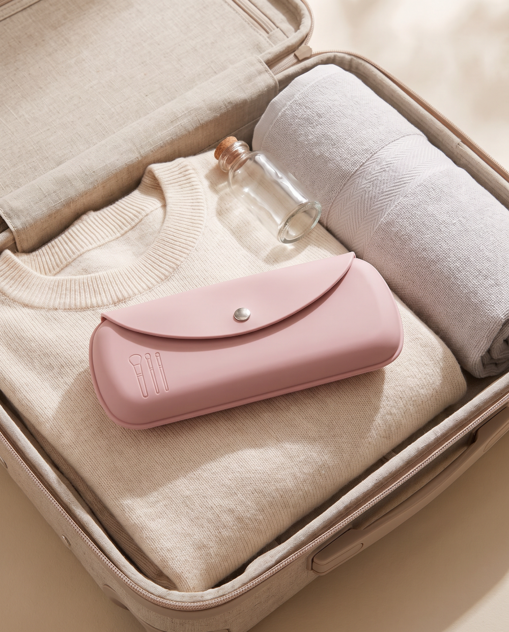 SU00038358_Silicone_Brush_Sleeve_Lifestyle_02