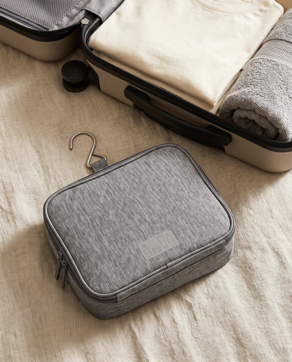 SU00152423_Hanging_Toiletry_Bag_Lifestyle_02