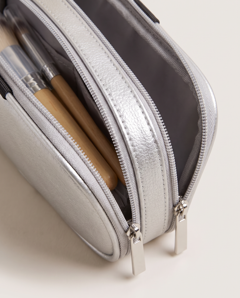 SU00137502_Brush_Bag_Detail_01