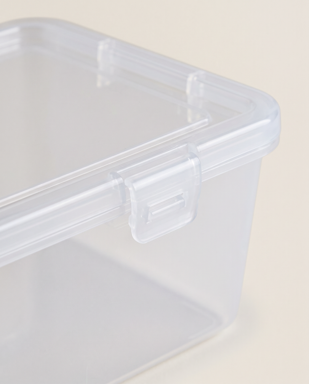 SUSTOCP00040_Clear_Desktop_Box_Detail_01