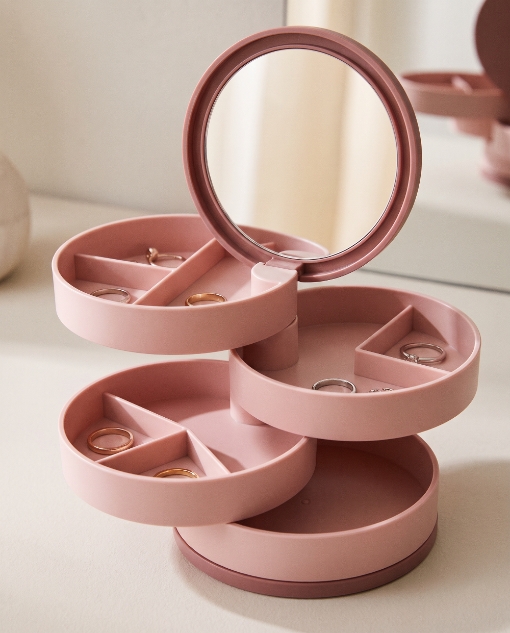 SU00001633_Rotating_Jewelry_Box_Detail_01